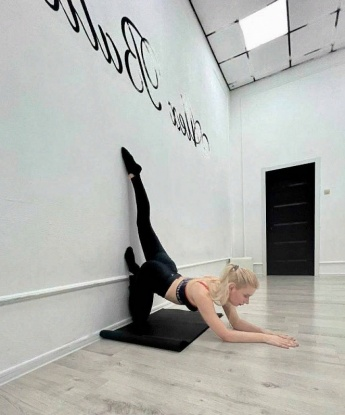 Я живу в Москве и предлагаю самый высокий класс эксклюзивных услуг. Мои возможности безграничны - от нежных ласк и массажа до страстных экспериментов в постели. Каждое наше свидание будет незабываемым и полным наслаждения. Уверена, ты останешься доволен моими умениями и раскрепощенностью. Отзывы о моей работе только положительные, не сомневайся в качестве моих услуг. Отправь мне сообщение и проведи великолепное время в Москве. 🌟💋💫🔥 12581, 23 года